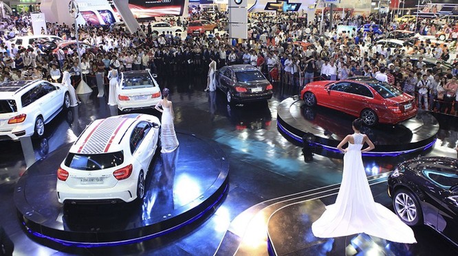 Các cuộc triển lãm ô tô ở Việt Nam luôn thu hút rất đông khách tham quan