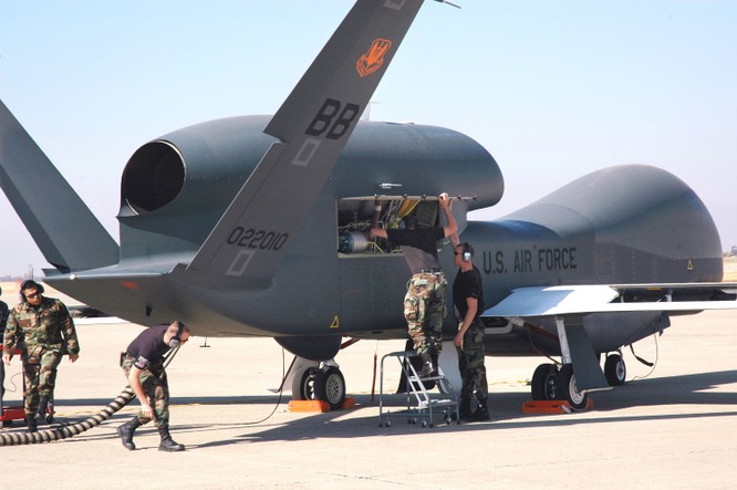Máy bay không người lái Global Hawk của Mỹ