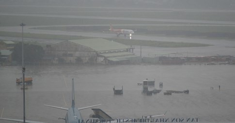 Mưa ngập uy hiếp hoạt động sân bay Tân Sơn Nhất ảnh 1