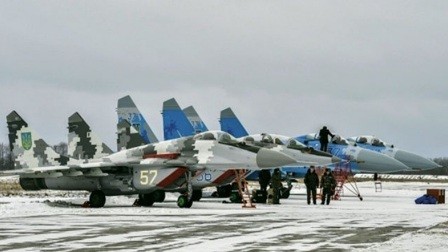 Những chiếc máy bay MiG-29 và Su-27 tại căn cứ không quân Ozerne của Ukraine.