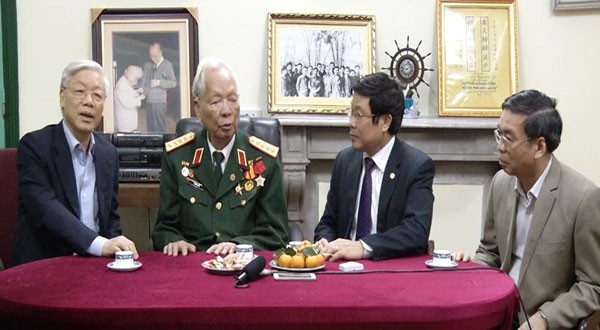 Tổng bí thư Nguyễn Phú Trọng chúc sức khỏe Đại tướng Lê Đức Anh tháng 12/2014. Ảnh: VietNamNet