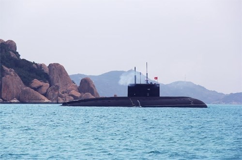 Tàu ngầm 182 Hà Nội rời cảng ra khơi huấn luyện để từng ngày khẳng định bước làm chủ của cán bộ, thủy thủ tàu ngầm thuộc Lữ đoàn 189.