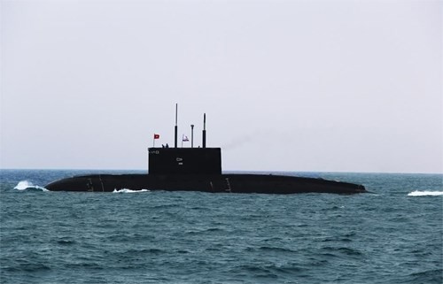 Tàu ngầm 182 Hà Nội hùng dũng rẽ sóng ra khơi khẳng định sự sẵn sàng tham gia bảo vệ chủ quyền biển, đảo của Tổ quốc.