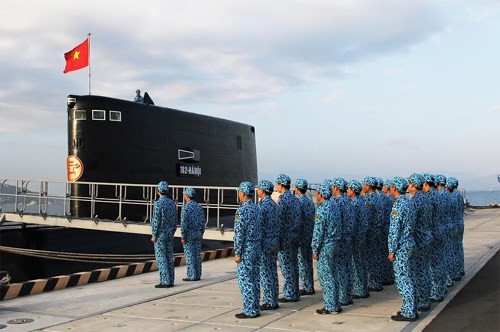 Cán bộ, thủy thủ Tàu 182 Hà Nội thực hiện chế độ chào cờ buổi sáng.
