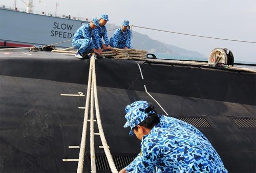 Cán bộ, thủy thủ Tàu 182 Hà Nội thực hành huấn luyện làm dây an toàn cho tàu tại cảng.