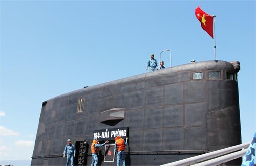 Lá cờ Tổ quốc tung bay trên đài chỉ huy cũng là lúc chiếc biển tên 184-Hải Phòng được gắn lên chiếc tàu ngầm thứ 3 tại Quân cảng Cam Ranh.
