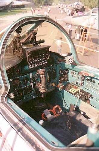 Khám phá bí mật siêu tiêm kích thống trị bầu trời MiG-31 ảnh 11