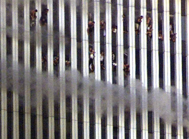 Những hình ảnh khiến người Mỹ không quên vụ 11/9 ảnh 4