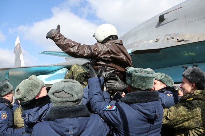 Phi công Nga trở về từ Syria được đón tiếp như những người hùng ảnh 6