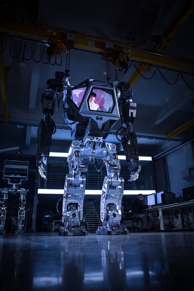 Video: Choáng với Robot cao 4m, nặng 1,5 tấn, làm việc như con người ảnh 2