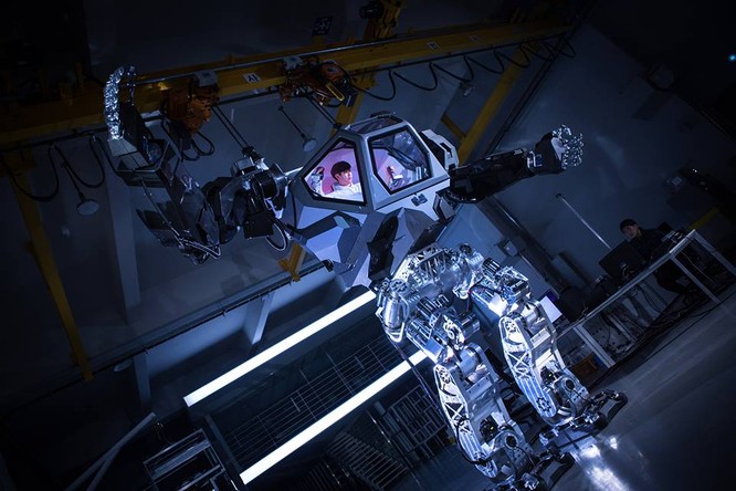 Video: Choáng với Robot cao 4m, nặng 1,5 tấn, làm việc như con người ảnh 3
