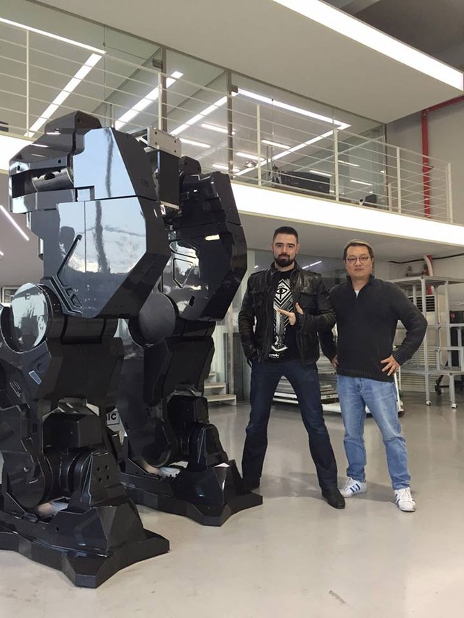 Video: Choáng với Robot cao 4m, nặng 1,5 tấn, làm việc như con người ảnh 5