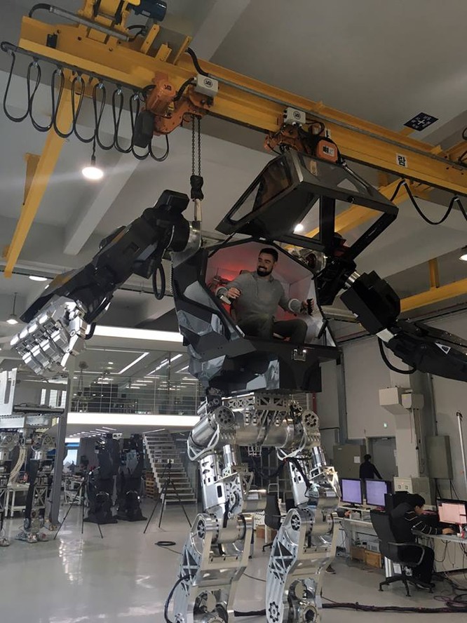 Video: Choáng với Robot cao 4m, nặng 1,5 tấn, làm việc như con người ảnh 6
