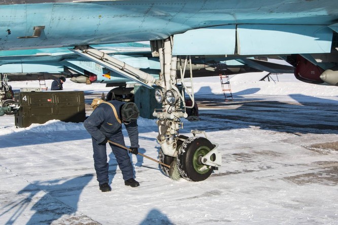 “Thú mỏ vịt” Su-34 Nga huấn luyện chiến đấu trong băng giá ảnh 1