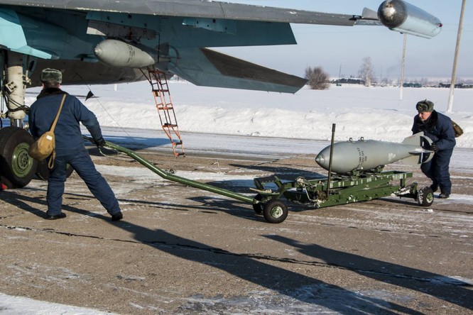 “Thú mỏ vịt” Su-34 Nga huấn luyện chiến đấu trong băng giá ảnh 4