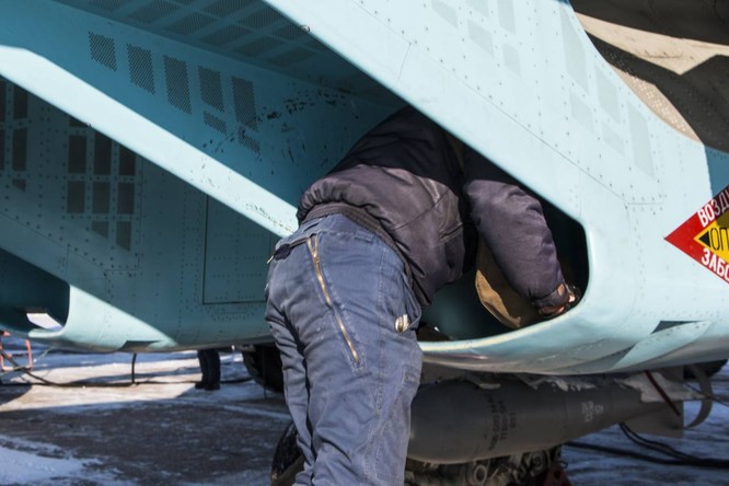 “Thú mỏ vịt” Su-34 Nga huấn luyện chiến đấu trong băng giá ảnh 9