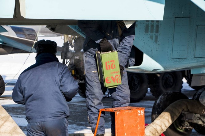“Thú mỏ vịt” Su-34 Nga huấn luyện chiến đấu trong băng giá ảnh 11