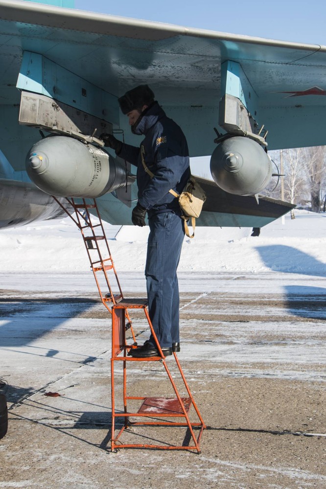“Thú mỏ vịt” Su-34 Nga huấn luyện chiến đấu trong băng giá ảnh 14