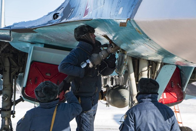 “Thú mỏ vịt” Su-34 Nga huấn luyện chiến đấu trong băng giá ảnh 17