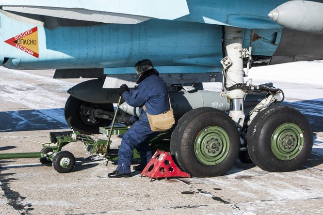 “Thú mỏ vịt” Su-34 Nga huấn luyện chiến đấu trong băng giá ảnh 21