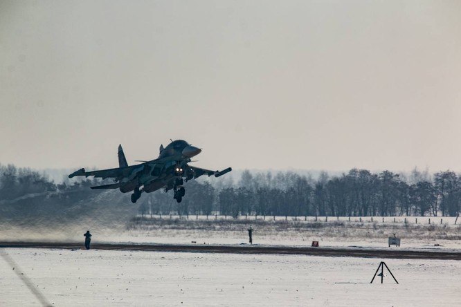 “Thú mỏ vịt” Su-34 Nga huấn luyện chiến đấu trong băng giá ảnh 26
