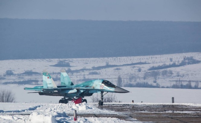 “Thú mỏ vịt” Su-34 Nga huấn luyện chiến đấu trong băng giá ảnh 29