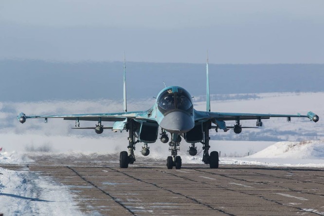 “Thú mỏ vịt” Su-34 Nga huấn luyện chiến đấu trong băng giá ảnh 30