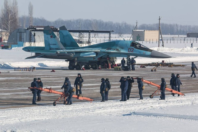 “Thú mỏ vịt” Su-34 Nga huấn luyện chiến đấu trong băng giá ảnh 31