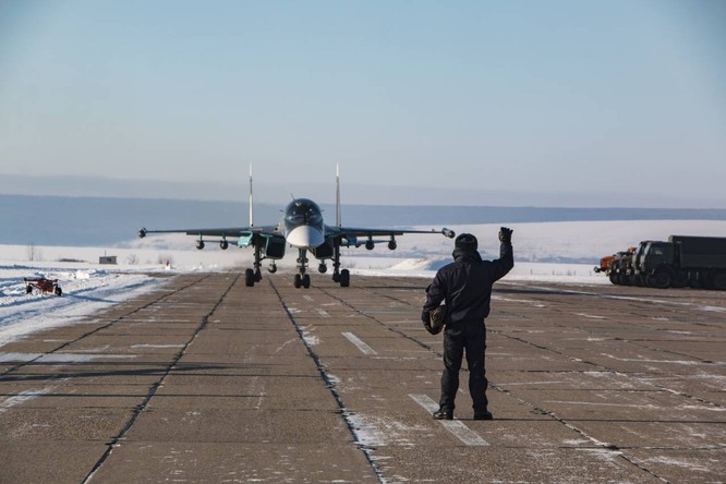 “Thú mỏ vịt” Su-34 Nga huấn luyện chiến đấu trong băng giá ảnh 34