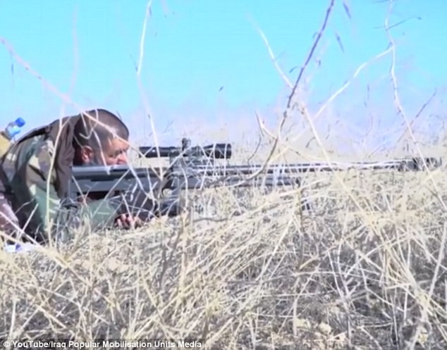Siêu xạ thủ bắn tỉa một mình đoạt mạng hơn 300 chiến binh IS (video) ảnh 1