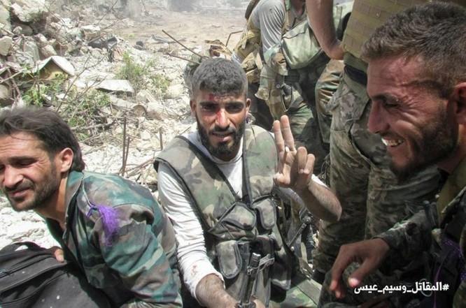 Quân đội Syria tấn công dữ dội phe thánh chiến cố thủ đông Damascus ảnh 13