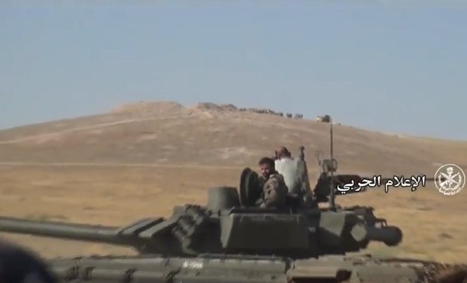  "Diều hâu Sa mạc" dồn dập tấn công, chiếm hàng chục cứ điểm IS ở Hama (video) ảnh 2