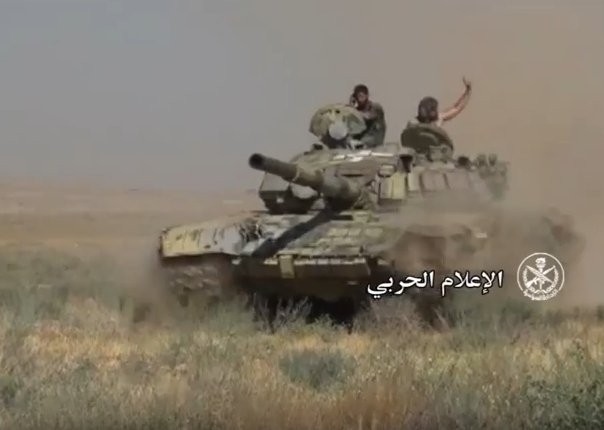  "Diều hâu Sa mạc" dồn dập tấn công, chiếm hàng chục cứ điểm IS ở Hama (video) ảnh 3