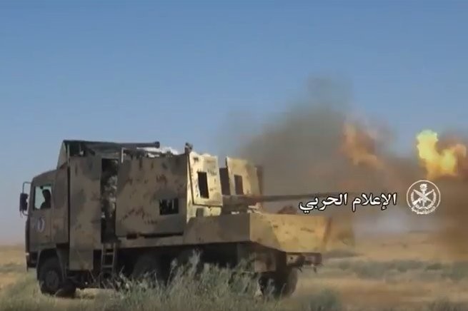 "Diều hâu Sa mạc" dồn dập tấn công, chiếm hàng chục cứ điểm IS ở Hama (video) ảnh 5