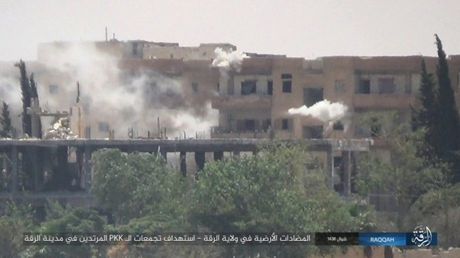 IS đánh bom tự sát và bắn tỉa, người Kurd thiệt hại nặng (video - ảnh) ảnh 9