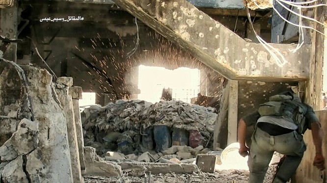 Quân đội Syria tấn công dữ dội cứ địa thánh chiến ngoại ô Damascus (video) ảnh 19