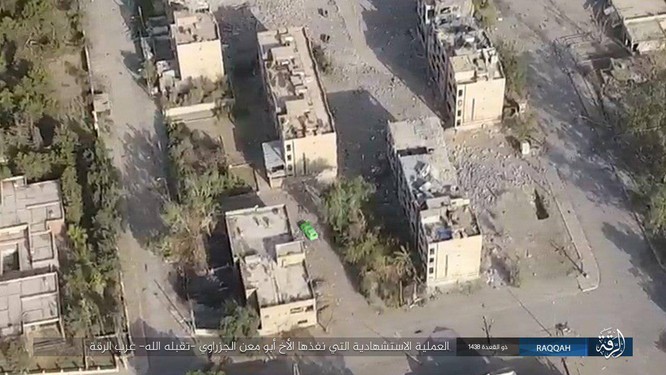 IS tung 7 xe bom tự sát đánh chặn người Kurd tại tử địa Raqqa (video) ảnh 1