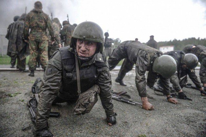 Nghẹt thở xem Nga rèn lính đặc nhiệm “mũ đỏ” (ảnh - video) ảnh 1