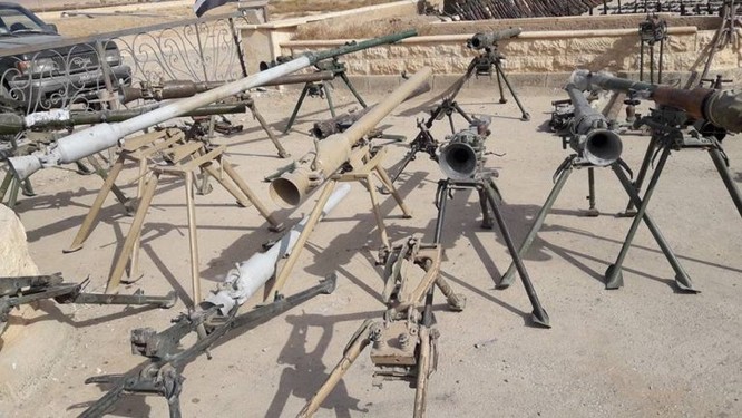 Quân đội Syria trưng bày chiến lợi phẩm sau khi kết liễu IS tại Deir Ezzor (video) ảnh 2