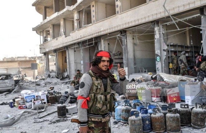 Thổ Nhĩ Kỳ chiếm thành phố Syria, quân Hồi giáo cực đoan cướp phá thủ phủ người Kurd ảnh 6