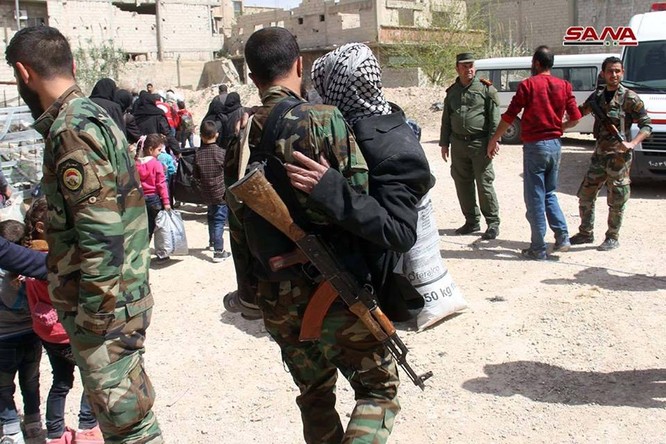Phe thánh chiến đầu hàng lũ lượt di tản về Idlib, quân đội Syria tiến vào tiếp quản Đông Ghouta ảnh 2