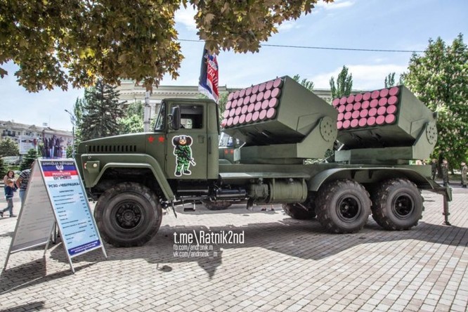 Dân quân Donesk dội lửa quân đội Ukraine bằng pháo phản lực tự chế ảnh 1
