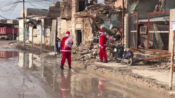 Giáng sinh hậu tận thế: Ông già Noel khó khăn tìm và trao quà cho trẻ em ở thành phố hủy diệt Mosul ảnh 2