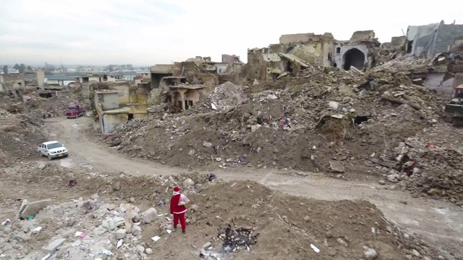 Giáng sinh hậu tận thế: Ông già Noel khó khăn tìm và trao quà cho trẻ em ở thành phố hủy diệt Mosul ảnh 3
