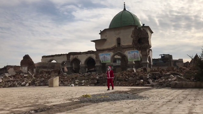Giáng sinh hậu tận thế: Ông già Noel khó khăn tìm và trao quà cho trẻ em ở thành phố hủy diệt Mosul ảnh 4