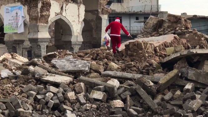 Giáng sinh hậu tận thế: Ông già Noel khó khăn tìm và trao quà cho trẻ em ở thành phố hủy diệt Mosul ảnh 5