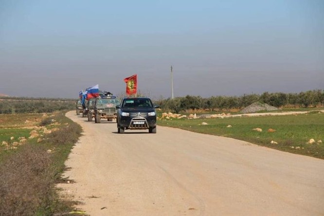 Quân cảnh Nga tuần tra chung với dân quân người Kurd ở Manbij ảnh 2
