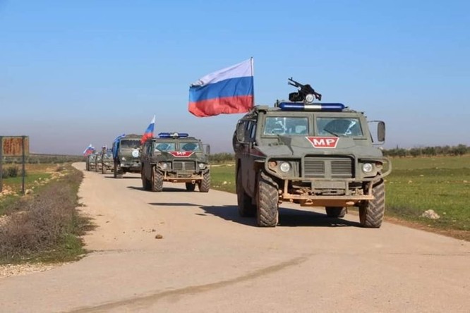 Quân cảnh Nga tuần tra chung với dân quân người Kurd ở Manbij ảnh 3