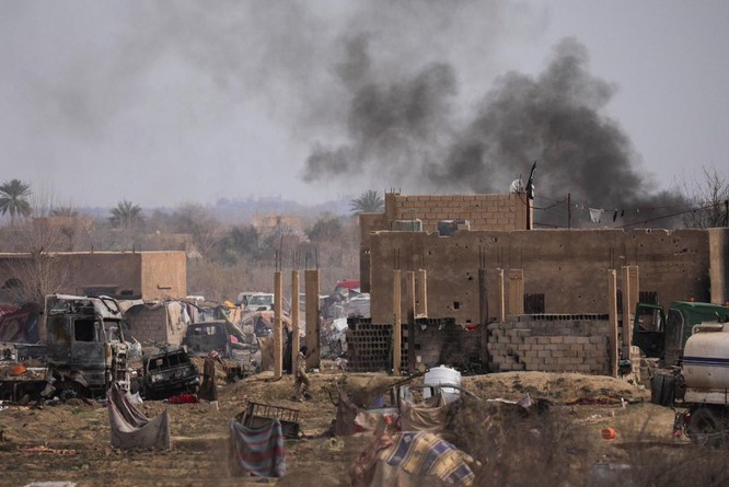 Lực lượng Dân chủ Syria chiếm trại Baghouz, IS lũ lượt ra hàng ảnh 3