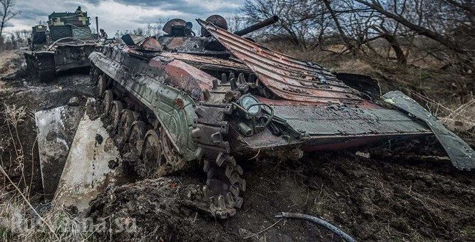 Xe thiết giáp Ukraina trúng mìn trên vùng Donbass ảnh 1